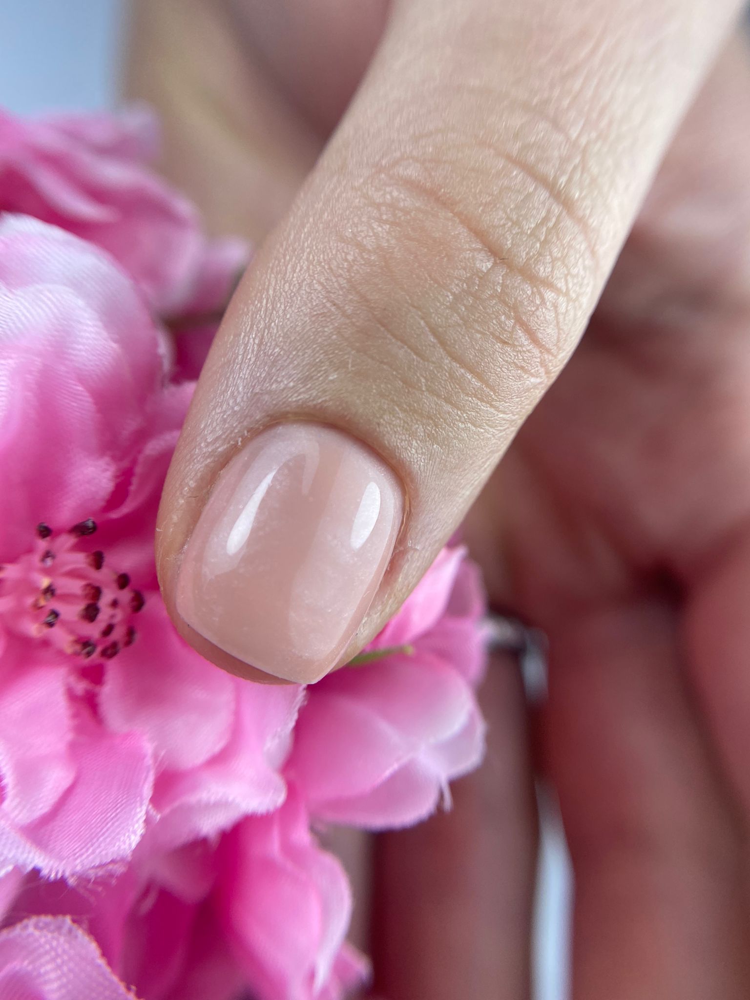 Natuurlijke glanzende nagel na een verzorgende behandeling