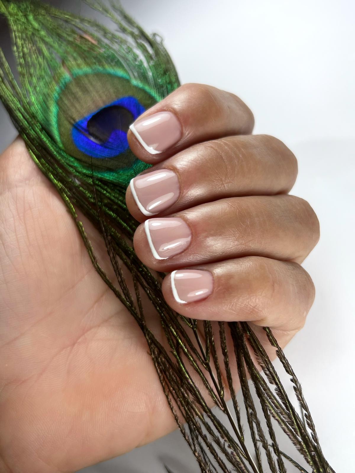 Verzorgde korte nagels met een natuurlijke kleur en fijne witte rand
